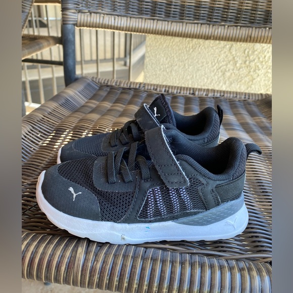 Puma Black & White Kids Size 9C StrapOn Shoes - Picture 3 of 5